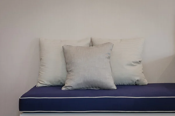 Tres almohadas en el sofá azul en la sala de estar —  Fotos de Stock