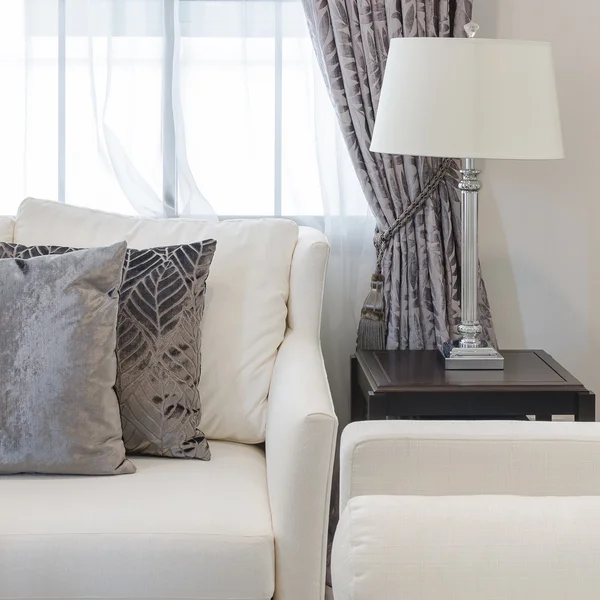 Almohadas marrones en sofá en la sala de estar de lujo — Foto de Stock