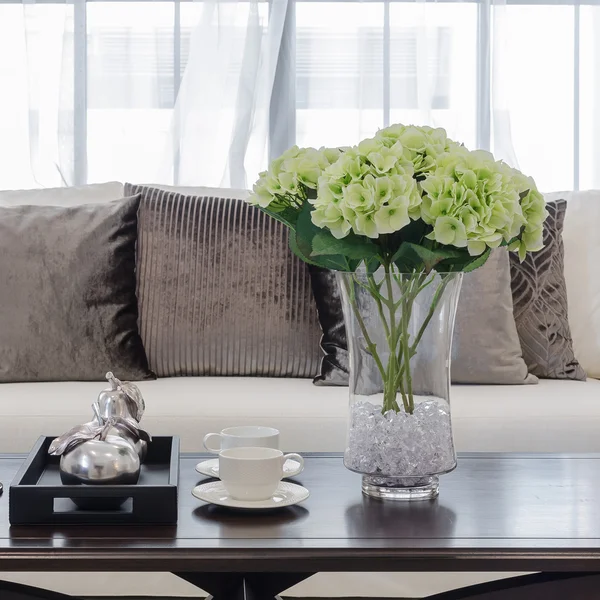 Plantes dans un vase en verre sur une table en bois — Photo