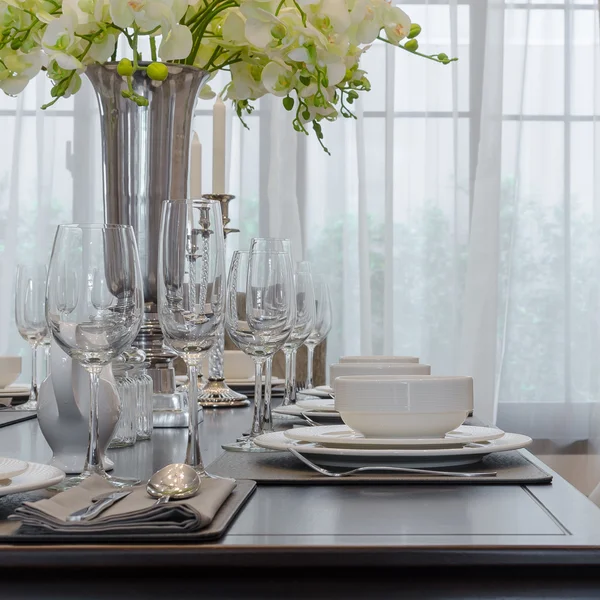 Sala da pranzo di lusso con tavolo in legno — Foto Stock