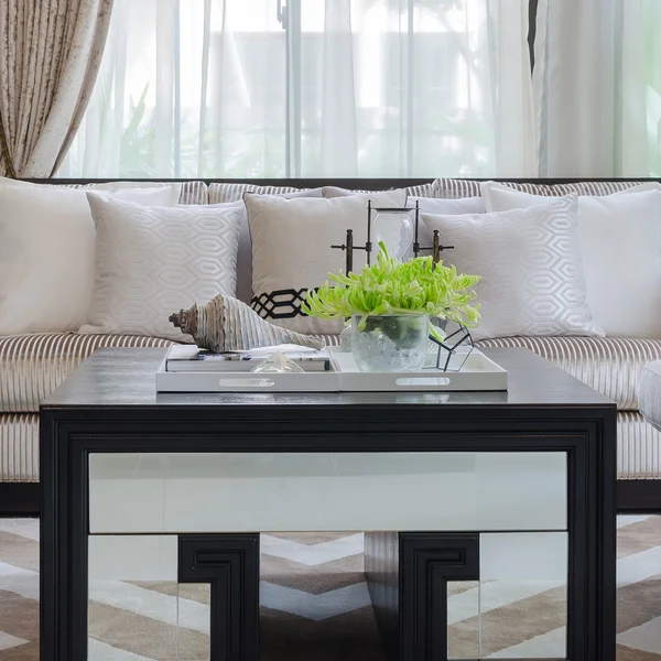 Mesa de madeira e sofá na sala de estar de luxo — Fotografia de Stock