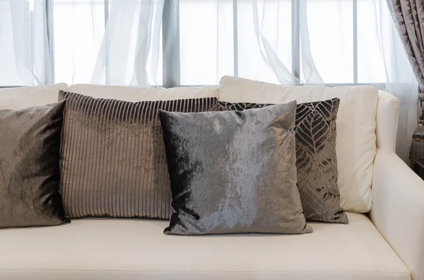 Travesseiros castanhos no sofá branco na sala de estar de luxo — Fotografia de Stock