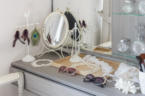 Grijze toilettafel met accessoires — Stockfoto