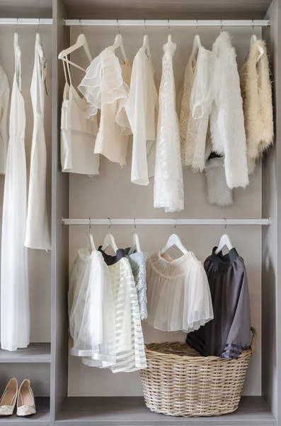 Wiersz o biało-czarna sukienka z buty w szafie — Zdjęcie stockowe