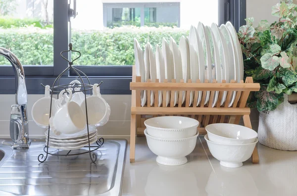 Sala de cozinha com utensílio e pia no balcão — Fotografia de Stock