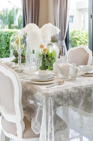 Mesa en comedor blanco —  Fotos de Stock