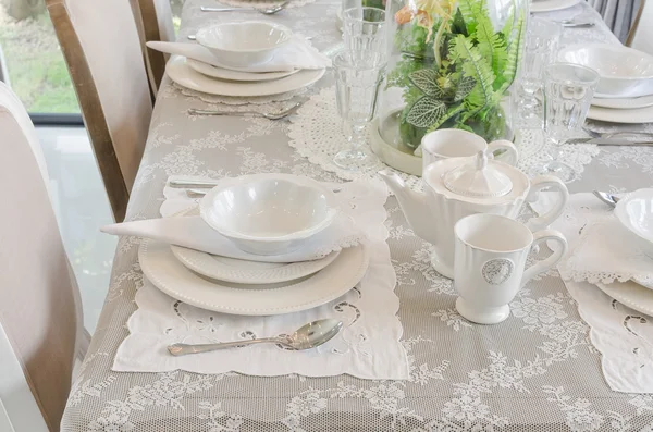 Ensemble de table dans la salle à manger blanche — Photo