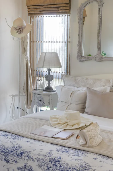 豪華なベッドルームのランプと白いテーブルの上の時計 — ストック写真