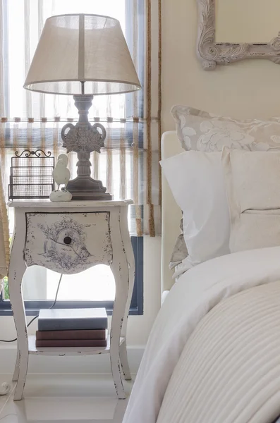 Klasyczna Lampa styl tabeli w luksusowych sypialni — Zdjęcie stockowe