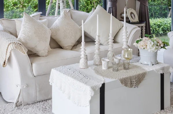 Salon de luxe avec fleur sur table en bois — Photo