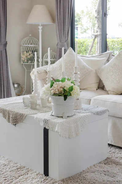 Sala de estar de lujo con flores en mesa de madera —  Fotos de Stock