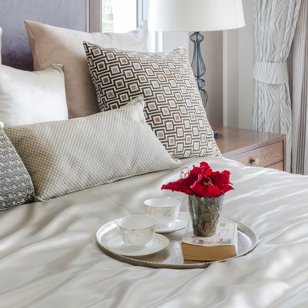 Bandeja de flores, tazas de té y libro en la cama en el dormitorio en casa —  Fotos de Stock