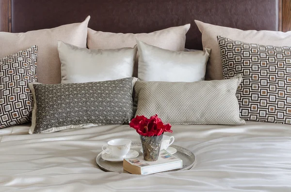 Bandeja de flor roja, tazas de té y libro en la cama — Foto de Stock