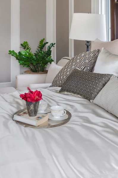 Lade van bloem, boek op bed in de slaapkamer en thee cups — Stockfoto