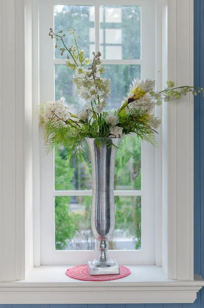 Pencere çerçevesi ile çiçek vazo — Stok fotoğraf