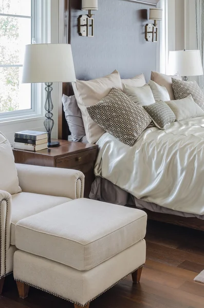 Dormitorio de lujo con lámpara blanca sobre mesa de madera —  Fotos de Stock