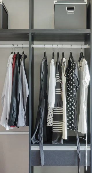 Fila de vestido blanco y negro en el armario — Foto de Stock
