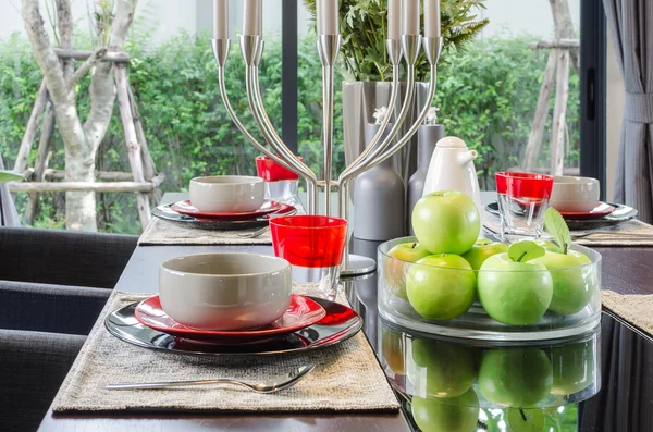 Juego de mesa en comedor moderno —  Fotos de Stock