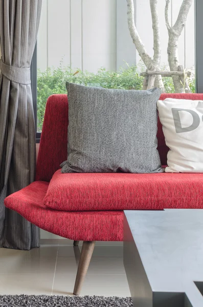 Moderna röd soffa med kuddar i vardagsrum — Stockfoto