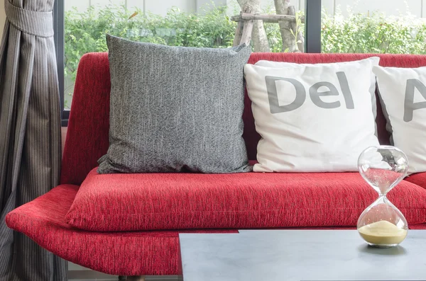 Modern kırmızı koltuk oturma odasında yastık ile — Stok fotoğraf
