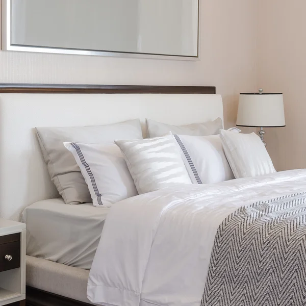 Luxus-Schlafzimmer mit weißer klassischer Lampe auf dem Tisch Stockfoto