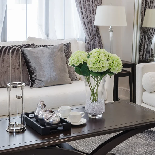 Braune Kissen auf Sofa im Luxus-Wohnzimmer Stockbild