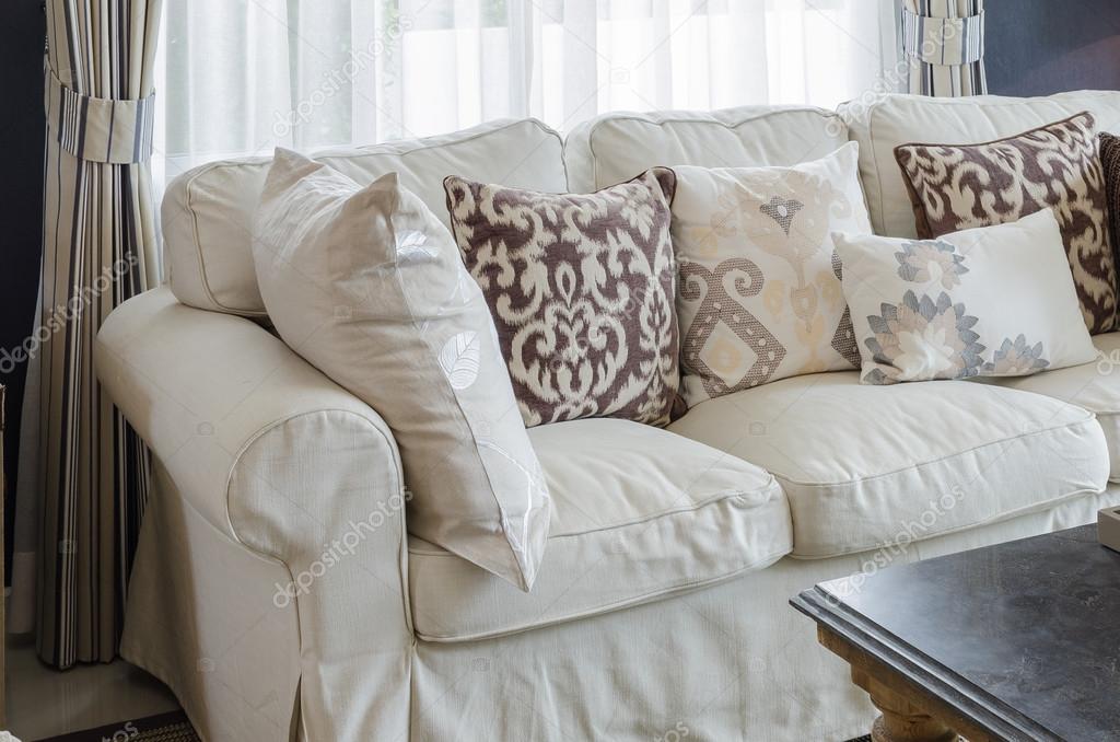 beige kleur sofa en kussens in woonkamer — Stockfoto ... beige kleur sofa en kussens in woonkamer — Stockfoto ...