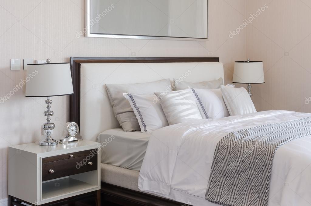 luxe slaapkamers met witte klassieke lamp en klok op tafel ... luxe slaapkamers met witte klassieke lamp en klok op tafel ...