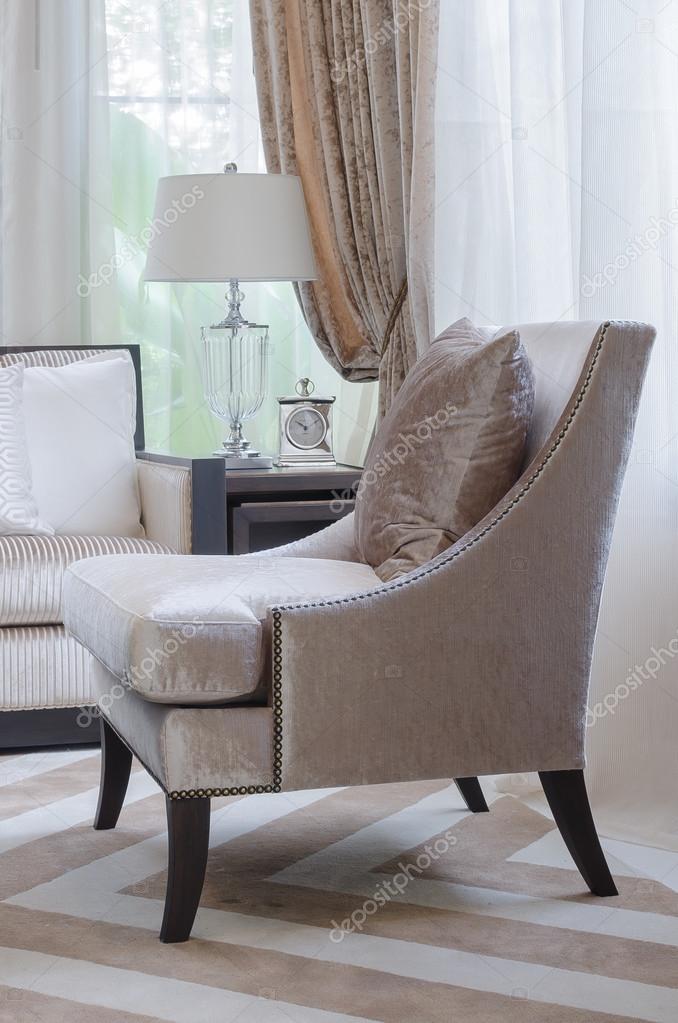 klassieke bruine kleur stoel in luxe woonkamer — Stockfoto ... klassieke bruine kleur stoel in luxe woonkamer — Stockfoto ...