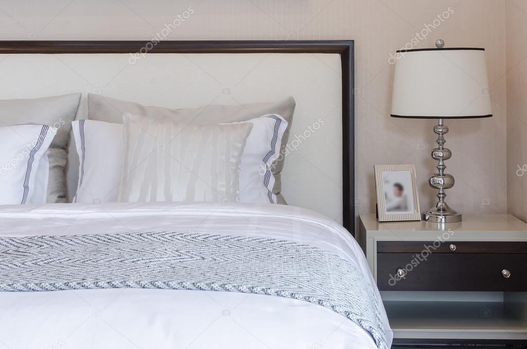 camera da letto di lusso con lampada bianca classica sul tavolo ... camera da letto di lusso con lampada bianca classica sul tavolo ...