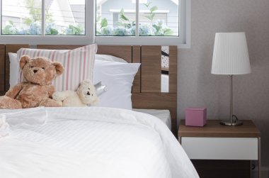 Bebek ve ahşap yatak yastık kızın yatak odası