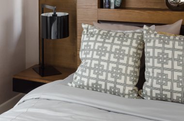 siyah modern lamba ile ahşap yatak yastık 