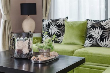 ahşap masa oturma odasında vazoyu bitki