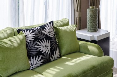 Yeşil kanepe oturma odasında yastık ile