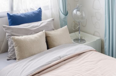 modern Cam lamba beyaz tablo ile modern yatak odası