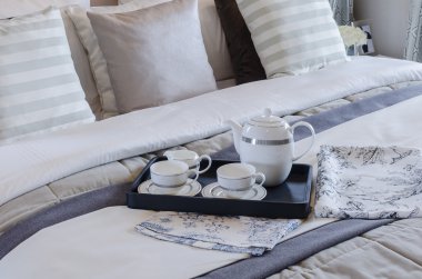 çay bardağı yatak odasında siyah tepsisindeki ayarla 