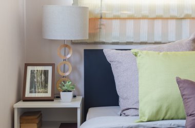 kahverengi yastık ve yeşil yastık yatak yatak odasında 