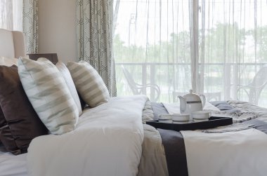 çay bardağı yatak odasında siyah tepsisindeki ayarla