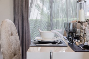 Beyaz yemek masada ayarla tablo 