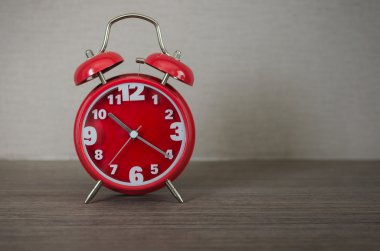 Kırmızı modern çalar saat 
