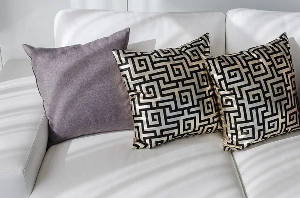 Almohadas de oro con el estilo de patrón chino en sofá blanco — Foto de Stock