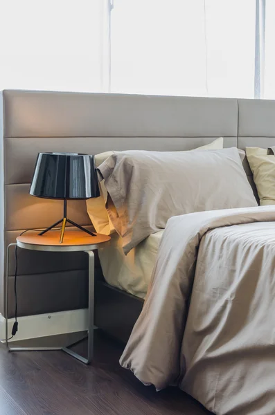 Modern bedroom with black lamp on table — Stock Photo, Image