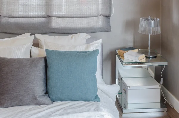 Modern yatak odası beyaz yatakta gri ve yeşil yastık — Stok fotoğraf