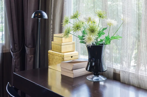 Vaso di fiori bkack su tavolo di legno con lampada nera — Foto Stock