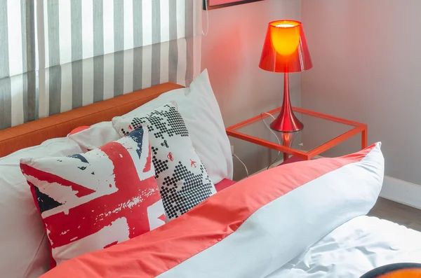 Lámpara roja sobre mesa de cristal en dormitorio moderno — Foto de Stock