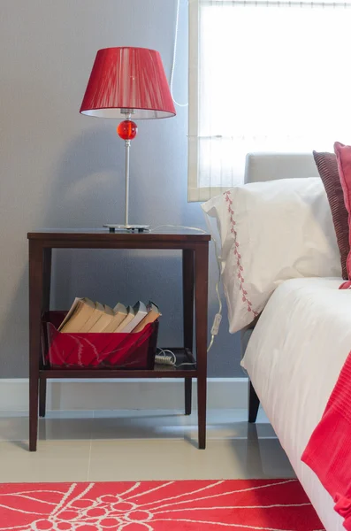 Lampada rossa su tavolo in legno in camera da letto — Foto Stock