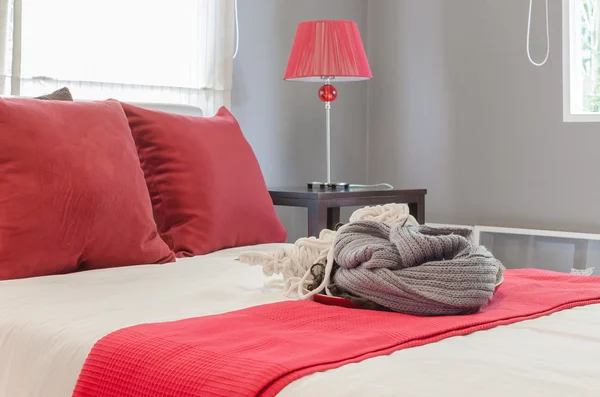 Piros párnák készlet, horgolt ágyon a hálószobában otthon — Stock Fotó
