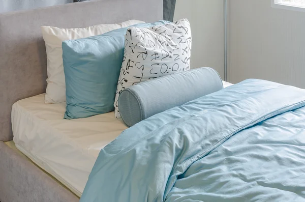 Одне ліжко в дитячій спальні з синім — стокове фото