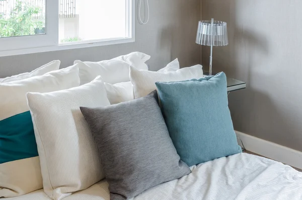 Almohada gris y verde sobre cama blanca en dormitorio moderno —  Fotos de Stock