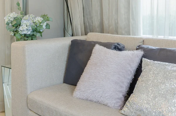 Rij van kussens op sofa in de woonkamer — Stockfoto